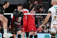 　２セット、ポイントに喜ぶペルージャ・石川祐希と悔しがるサントリー・高橋藍（撮影・金田祐二）