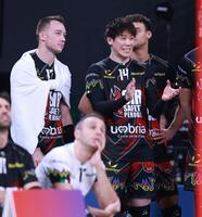 　１セット、ベンチで手をたたくペルージャ・石川祐希（撮影・金田祐二）