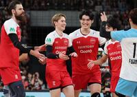 　３セット、ポイントを奪い喜ぶサントリー・高橋藍（撮影・金田祐二）