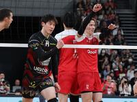 　２セット、ポイントをう奪いガッツポーズのペルージャ・石川祐希（左）と悔しがるントリー・高橋藍（撮影・金田祐二）