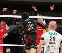 　２セット、ペルージャ・石川祐希（１４）のスパイクを止めるサントリー・高橋藍（撮影・金田祐二）