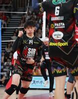 　２セット、ポイントを奪いガッツポーズのペルージャ・石川祐希（撮影・金田祐二）