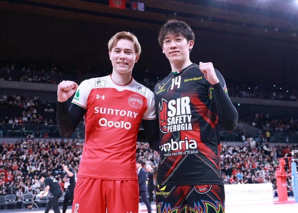 　対戦を終え笑顔を見せるペルージャ・石川祐希（右）とサントリー・高橋藍（撮影・金田祐二）