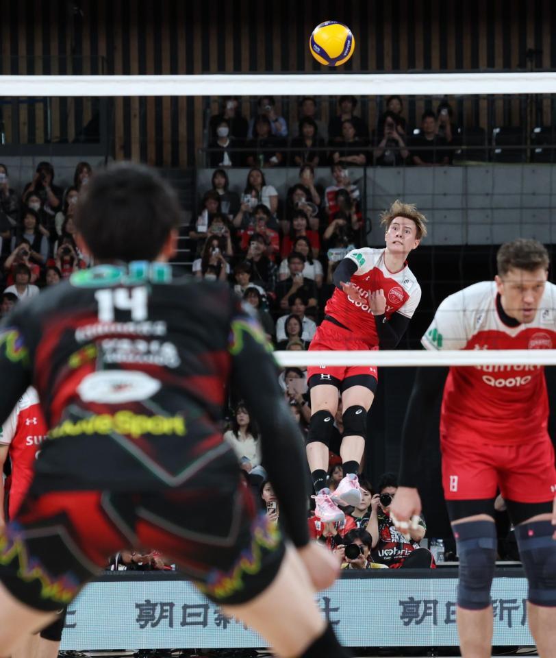 　２セット、ペルージャ・石川祐希（１４）に強烈なサーブを放つサントリー・高橋藍（撮影・金田祐二）