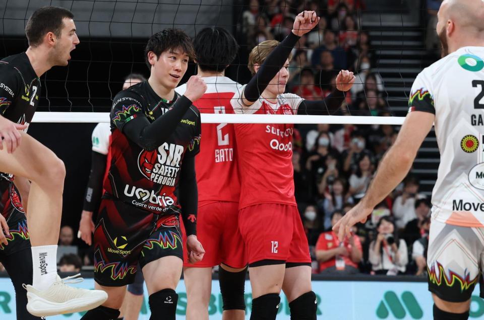 　２セット、ポイントに喜ぶペルージャ・石川祐希と悔しがるサントリー・高橋藍（撮影・金田祐二）