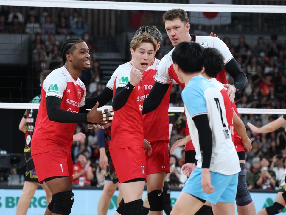 　１セット、ポイントを奪い喜ぶサントリー・高橋藍（撮影・金田祐二）