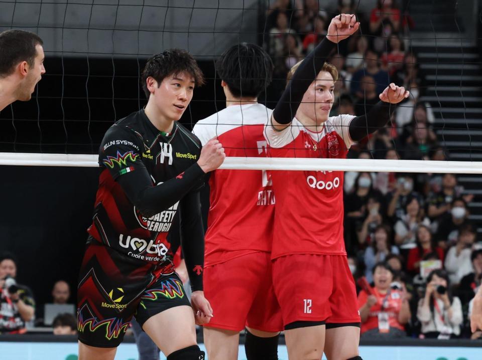 　２セット、ポイントをう奪いガッツポーズのペルージャ・石川祐希（左）と悔しがるントリー・高橋藍（撮影・金田祐二）