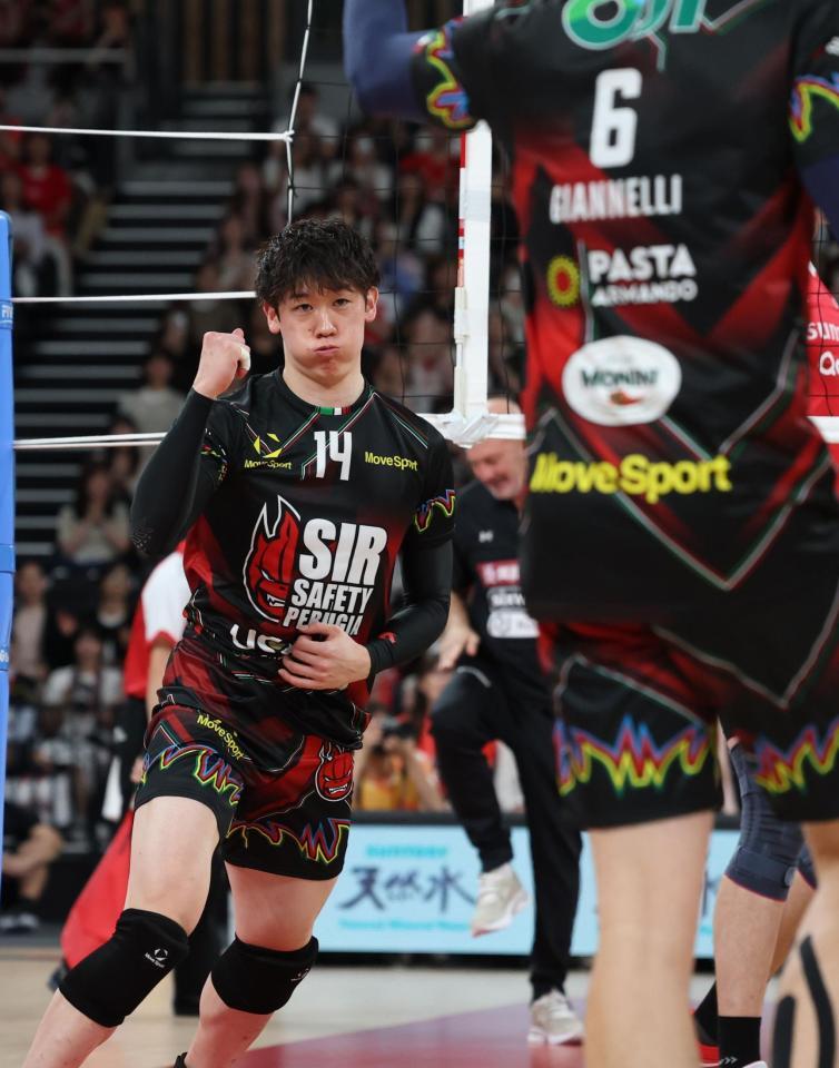 　２セット、ポイントを奪いガッツポーズのペルージャ・石川祐希（撮影・金田祐二）