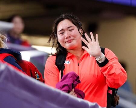 　陸上世界選手権東京大会女子やり投げ予選を終え、涙ながらに引き揚げる北口榛花＝９月