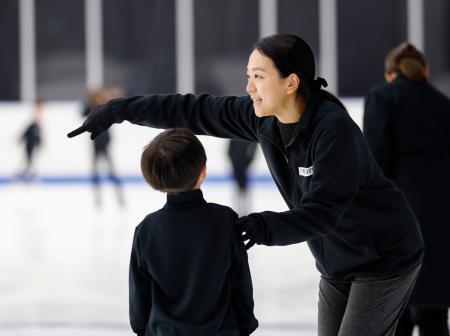 　「ＭＡＯ　ＲＩＮＫ」で子どもを指導する浅田真央さん＝９日午後、東京都立川市