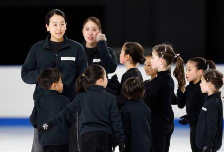 　「ＭＡＯ　ＲＩＮＫ」で子どもたちを指導する浅田真央さん（左端）＝９日午後、東京都立川市