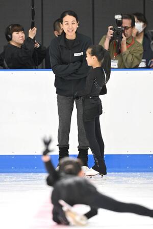 　木下ＭＡＯアカデミーで、生徒を指導する浅田真央ディレクター