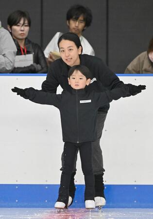 　木下ＭＡＯアカデミーで、生徒を指導する浅田真央ディレクター