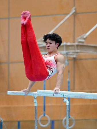 　岡慎之助の平行棒＝味の素ナショナルトレーニングセンター