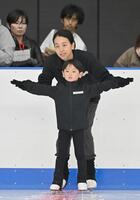 　木下ＭＡＯアカデミーで、生徒を指導する浅田真央ディレクター