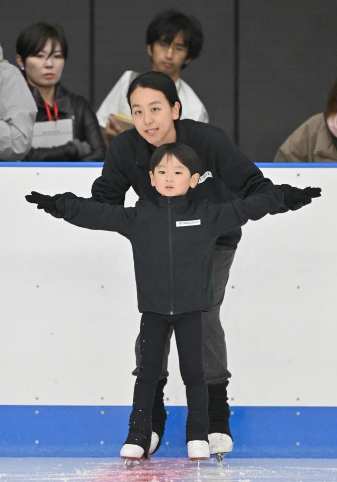 　木下ＭＡＯアカデミーで、生徒を指導する浅田真央ディレクター