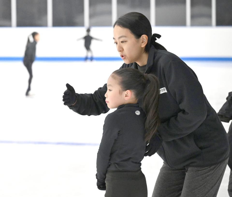 　木下ＭＡＯアカデミーで、生徒を指導する浅田真央ディレクター