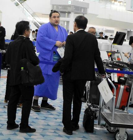 　カウンターで発券に手こずる阿武剋