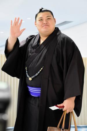 　大相撲ロンドン公演に向けて出発する横綱大の里＝１１日、羽田空港