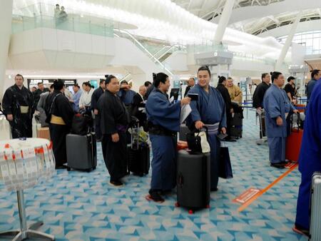 　カウンターの列に並ぶ力士