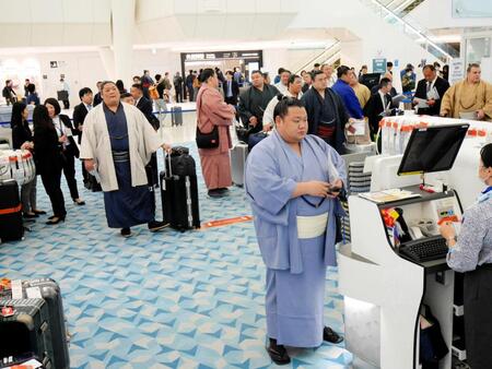 　搭乗手続きを行う美ノ海（手前）ら