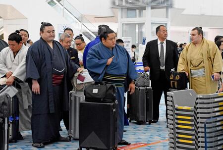 　大相撲ロンドン公演に向けて出発する安青錦（右端）ら