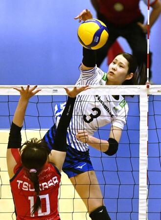 　第１セット、スパイクを決めるＳＡＧＡ久光・北窓