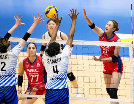 　第３セット、スパイクを放つＮＥＣ川崎・佐藤（右端）