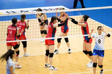 　ＳＡＧＡ久光に勝利し喜ぶＮＥＣ川崎の選手（奥）