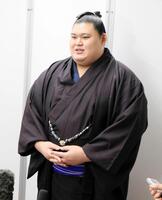 　取材に対応する大の里