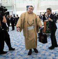 　ロンドン公演に向かう安青錦