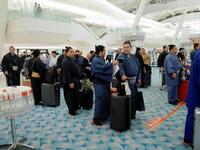 　カウンターの列に並ぶ力士