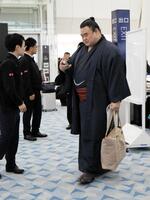 　ロンドン公演に向かう隆の勝