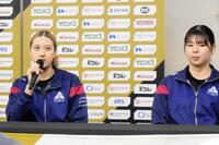 　試合後の会見に臨む山田二千華（右）、佐藤淑乃
