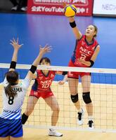 　第３セット、スパイクを放つＮＥＣ川崎・佐藤