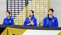 　試合後の会見に臨むＳＡＧＡ久光の（左から）栄絵里香、籾井あき、北窓絢音