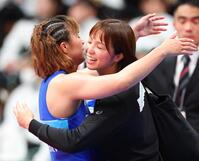 　全日本レスリング選手権で優勝し、妹の友香子（右）と抱き合う金城梨紗子＝２３年１２月