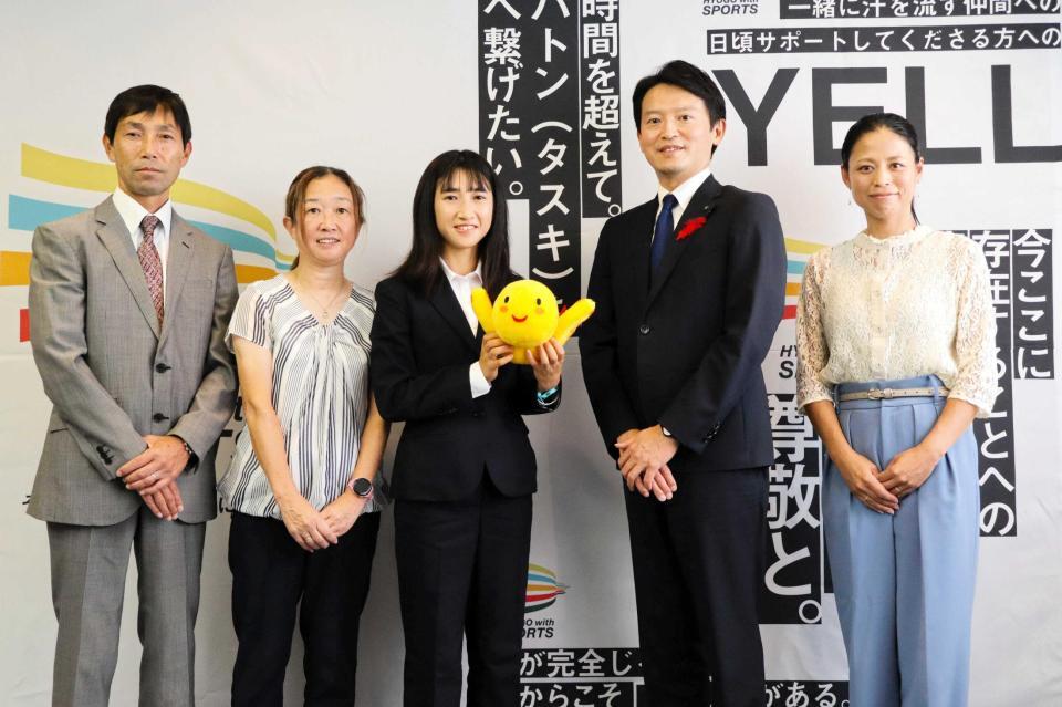 　斎藤兵庫県知事（右から２人目）を表敬訪問した田中希実（中央）と（左から）父・健智さん、母、千洋さんと小林祐梨子氏（撮影・中野裕美子）