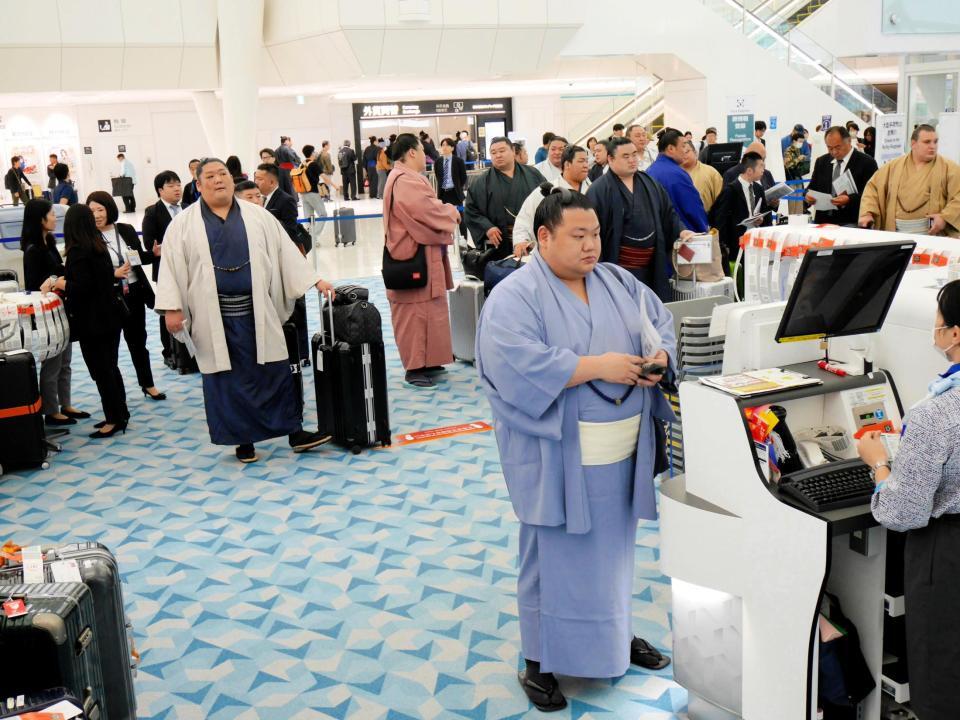 　搭乗手続きを行う美ノ海（手前）ら