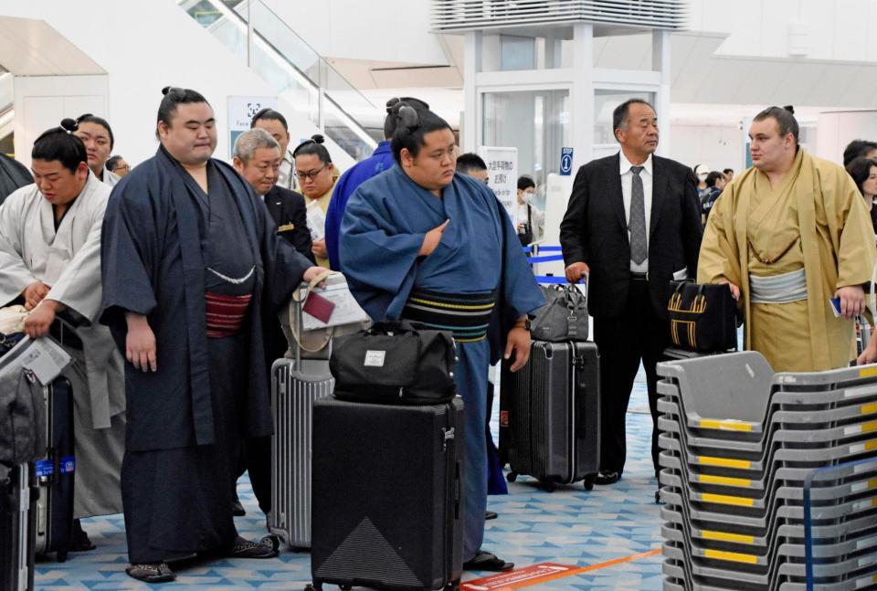 　大相撲ロンドン公演に向けて出発する安青錦（右端）ら