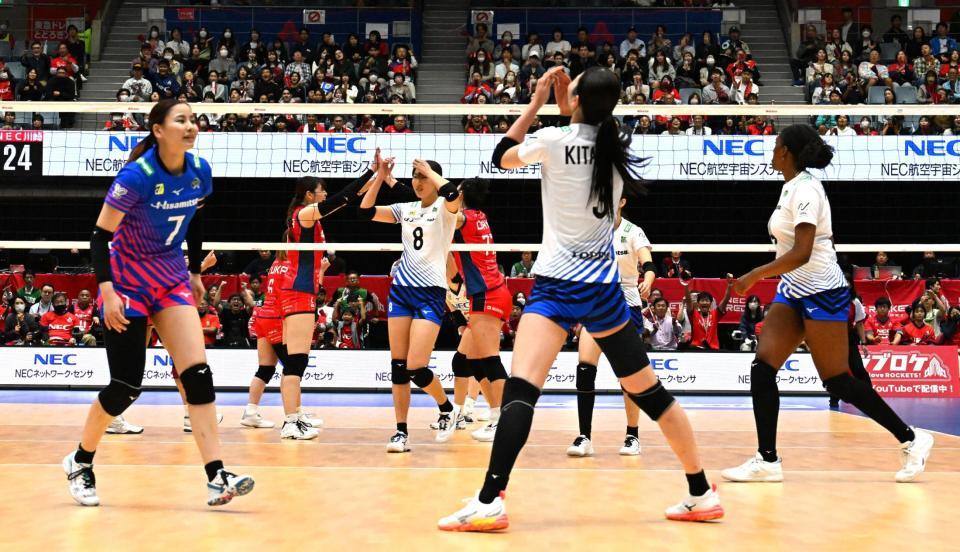 　ＮＥＣ川崎に敗れぼうぜんとするＳＡＧＡ久光の選手たち