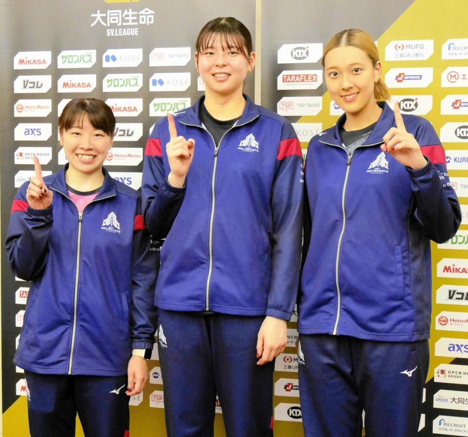 　リーグ初戦を勝利で飾ったＮＥＣ川崎の（左から）中川つかさ、山田二千華、佐藤淑乃