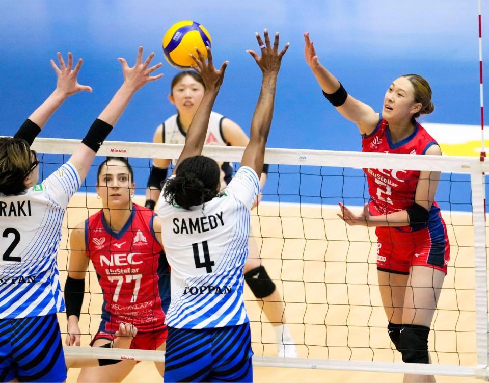 　第３セット、スパイクを放つＮＥＣ川崎・佐藤（右端）