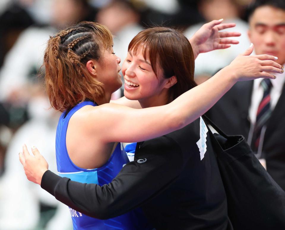　全日本レスリング選手権で優勝し、妹の友香子（右）と抱き合う金城梨紗子＝２３年１２月
