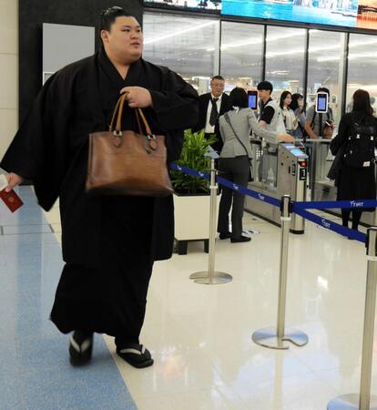 　出発ゲートに向かう大の里