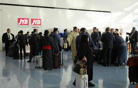 　空港に集まった力士