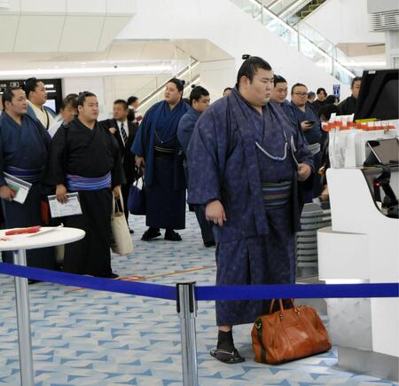 　発券を待つ熱海富士ら
