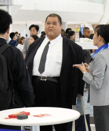 お相撲さんだらけ羽田空港で今度は若者頭が受難、大相撲ロンドン公演出発