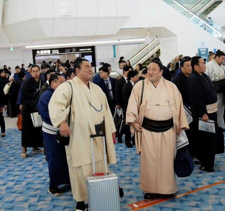 　湘南乃海（手前左）、佐田の海（同右）らロビーに集まった力士たち