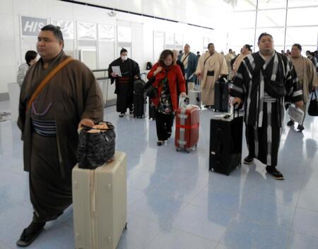 　荷物を手に移動する高安（手前左）、阿炎（同右）ら